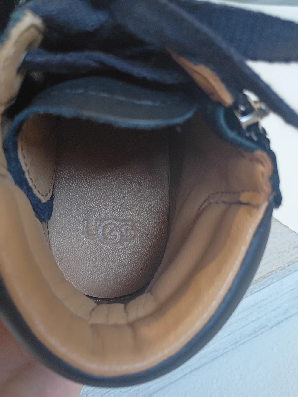 UGG Olive women's high-top sneakers in black leather With Side Zipper Size 5